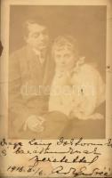 Ady Endre (1877-1919) autográf dedikálással ellátott, Csinszkával közös fényképe, kezelőorvosának dr. Láng Menyhért ideggyógyásznak dedikálva. Drága . Láng doktorunknak és barátunknak szeretettel 1916. II. 6. Ady Endréék Ady a feltehetően már 1902-ben elkapott szifilisz miatt, szinte folyamatosan kezelés alatt állott. Ahogy súlyosbodott betegsége úgy volt egyre inkább szüksége orvosaira, akikkel bizalmas, jó kapcsolatot tartott fenn.. Az üzenet címzettje dr. Láng Menyhért ideggyógyász 1915-16 ban volt Ady kezelőorvosa és elsődleges betegségén - a vérbajon - felül az alkoholizmust diagnosztizálta, mint Ady romlásának legfőbb okát. .  Fotó üvegezett keretben. Fotó mérete 8,5x13,5 cm. A képen egy helyütt beszakadással