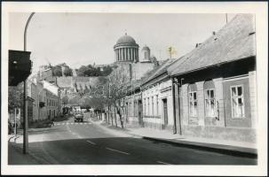 cca 1965 Esztergomi utcakép, háttérben a Bazilikával, fotó, felületén folt, 17×11 cm