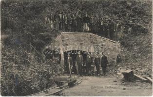 1911 Szirk, Sirk; Vashegy, István tárna, bányászok, iparvasút. Vogel D. felvétele / mine, miners, industrial railway (r)