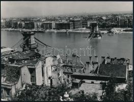 1945 Budapest, háborús pusztítás a város központjában, szétrombolt házak és a Lánchíd, korabeli fotó, szép állapotban, 22×17 cm