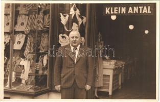 Budapest VII. Klein Antal divatáru kereskedő üzlete a tulajdonossal. Király utca 53. Mosoly Albuma photo