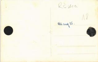 1942 Budapest III. Rómaifürdő, Római fürdő; sátorozó hölgy evezős csónakkal a Duna-parton. photo (ra...