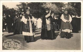 1938 Budapest XXXIV. Nemzetközi Eucharisztikus Kongresszus, Pacelli bíboros (később XII. Piusz pápa) áldást oszt / 34th International Eucharistic Congress