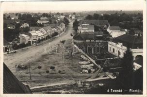 Tasnád, Piac tér, Takarékpénztár és kereskedelmi bank, Fekete Ferenc és Lindenmayer üzlete / market square, bank, shops