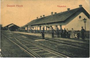 1910 Pilis, Pályaudvar, vasútállomás, vasutasok. W. L. 1370. (fa)