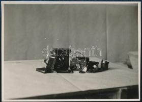 cca 1935 Fotós eszközök fényképen, fotó, 8,5×6 cm