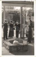 1943 Hévíz, Ivócsarnok a rádiumos kúttal. Ring foto (EK)