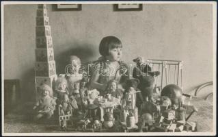 cca 1930 Kislány játékokkal, fotólap egy pozsonyi műteremből, 13,5×8,5 cm