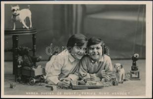 cca 1930 Kislányok játékokkal, fotólap egy rozsnyói műteremből, 13,5×8,5 cm