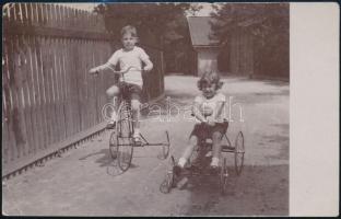 1914 Budafok, Haggenmacher Jóska és Juli biciklivel, hátoldalon feliratozott fotólap, sarkán törésnyom, 13,5×8,5 cm