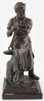 Kovács szobor, bronzírozott spiáter, műkő talapzaton, jelzés nélkül, a talapzaton kis lepattanással, m: 18,5 cm (talapzattal: 20 cm.)
