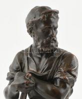 Kovács szobor, bronzírozott spiáter, műkő talapzaton, jelzés nélkül, a talapzaton kis lepattanással,...