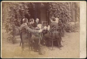 cca 1900 Kártyaparti a kertben, keményhátú fotó, 16×11 cm