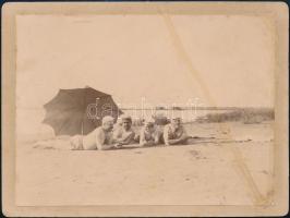 cca 1900 Strandoló férfiak napernyővel, keményhátú fotó, 16×12 cm