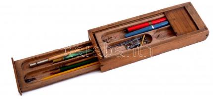 Régi redőnyös tolltartó, benne régi tollszárak, tollhegyek, töltőtoll, ceruzák, stb., 23×8,5×3,5 cm