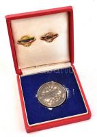 Ikarus relikviák tételben: doboz (sérült) , plakett,  érmek, nyomtatványok