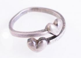 Ezüst(Ag) szivecskés gyűrű, jelzett, méret: 52, nettó: 2,73 g