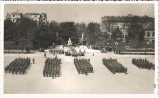 Budapest X. Hungária körút, Andrássy laktanya, Bercsényi tüzérek katonai emlékmű, katonai parádé. Borsay fotó, photo