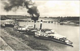 1959 Csongrád, Tisza részlet, hajóhíd (pontonhíd), "Komárom" oldalkerekes gőzhajó. Képzőmű...