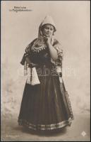 1916 Blaha Lujza (1850-1926) színésznő saját kezű dedikációja egy őt ábrázoló képeslap hátoldalán, 13x8 cm