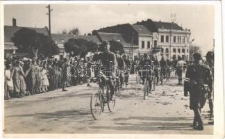 1938 Ipolyság, Sahy; bevonulás, kerékpáros katonák / entry of the Hungarian troops, soldiers on bicycles + 1938 Ipolyság Az Első Visszatért Magyar Város So. Stpl