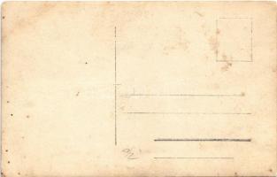 Sakk parti cigarettázó férfiakkal / Men smoking cigarette while playing chess. photo  (fl)