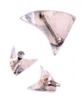Ezüst (Ag) fülbevalópár és bross, jelzettek, 4,5x4 cm, 2,5x2 cm, nettó: 13,03g