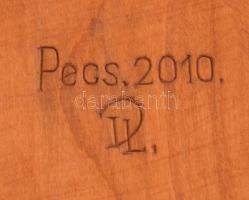 Hátulján jelzett faragott fa plakett, 25x14,5 cm