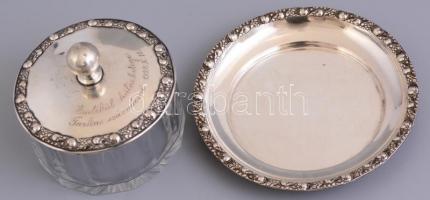 Ezüst (Ag) cukordoboz véséssel, üveg és ezüst tálcával. Jelzett, nettő 120,6 g, d:10-14 cm