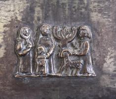 Tevan Margit (1901-1978): Fém doboz, plasztikus figurális díszítéssel, jelzés nélkül, kopott, 15x9x2...