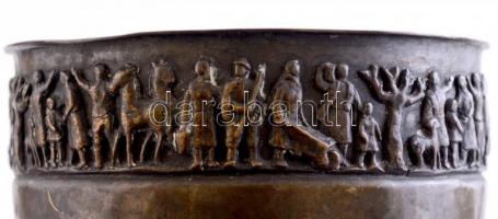 Tevan Margit (1901-1978): Váza plasztikus figurális díszítéssel az oldalán, jelzett, m: 15 cm