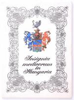 Antall Józef-Buzinkay Géza: Insignia medicorum in Hungaria. Bp., 1982, Medicina. 18 db nemesi címert bemutató mappa, jó állapotban.