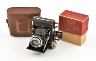 Zeiss Ikon fényképezőgép, kopottas állapotban, bőr tokban, üres Ikonta kazetta tartó papírtokkal