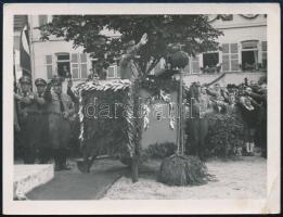 cca 1933-1934 Németország, SA katonák ünnepélye, dísztribün, fotó, sarkán törésnyom, 12×9 cm
