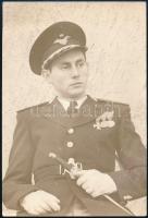 cca 1940 Repülős tiszt (hadnagy), dísztőrrel és kitüntetésekkel, 17,5×12 cm