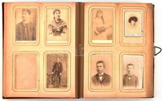 cca 1890 Régi rézveretes fotóalbum 33 db fotóval nagyrészt vizitkártyáák, néhány kabinetfotó. Úri viseletek. Magyar fényképészek műtermeiből