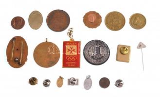 27db-os vegyes tétel brit érmetanúsítványokkal, szocialista és modern jelvényekkel, közte "Az e...