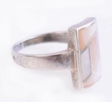 Ezüst (Ag) gyűrű gyöngyház berakással, jelzett, br. 5,15 g