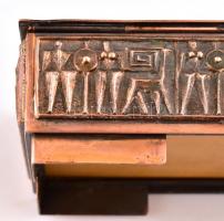 Szabó Gyula (?-): Retro iparművész réz doboz fa betéttel, figurális díszítéssel, jelzett (Szabó Gy.)...