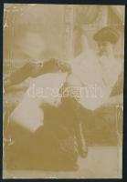 cca 1910 Pornográf fotó, kartonra ragasztva, felületén törésnyomok, sérült, 14×9,5 cm