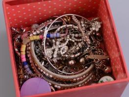 Vegyes bolha tétel, bizsuk, képeslapok, fotók, 2 db hamutál, bőr tárca, írószerek....változó állapot...