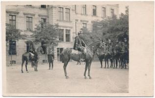 Lovaskatonák egy lovassági laktanya udvarán / Hungarian military cavalry barracks, cavalrymen. photo