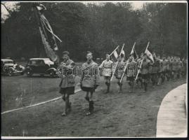 cca 1940 Leventék felvonulása zászlókkal, vintage fotó Csépány Sándor, Beller Rezső fényképész fotóriport vállalat, pecséttel jelzett, 17,5×23 cm