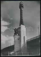 cca 1940 Budapest, a Haditengerészet emlékmű a Horthy hídon (egyúttal világítótorony is, későbbi Petőfi híd), 2 db fotó, jelzés nélkül, 6x4,5 cm és 23×17 cm