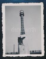 cca 1940 Budapest, a Haditengerészet emlékmű a Horthy hídon (egyúttal világítótorony is, későbbi Pet...
