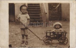 1913 Kudzsir, Kudsir, Cugir; gyerekek egy ház udvarán / children. photo (EB)