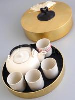 Japán teás készlet nagy méretű, dekoratív, aranyozott, lakkozott fa dobozban d: 30 cm. 4 személyes, ...