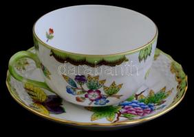 Herendi Viktória porcelán teás csésze aljjal. Kézzel festett, jelzett, hibátlan. d: 14 cm