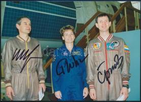 Valerij Korzun (1953- ), Szergej Jevgenyjevics Trescsov (1958-) orosz és Peggy Annette Whitson (1960 -) amerikai űrhajósok saját kezű aláírásai őket ábrázoló fotón a Nemzetközi Űrállomásra repülés alkalmából / Autograph signatures of Russian and American astronauts on photo 18x12 cm