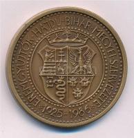 Tóth Sándor (1933-) 1986. "MÉE Hajdú-Bihar Megyei szervezete / János Zsigmond" Br emlékére...